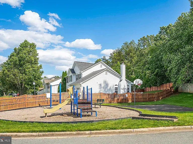 17 Whitestone Dr — Photo 43