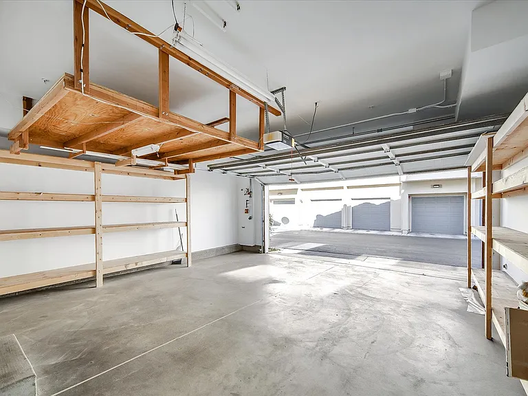 558 Manhattan Pl — Photo 29