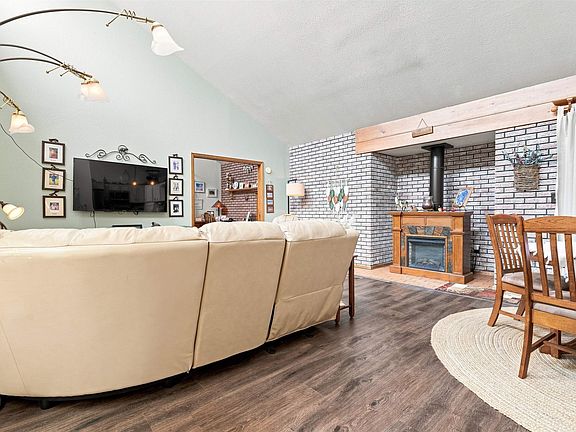 3rd image of 2410 Apricot Ct