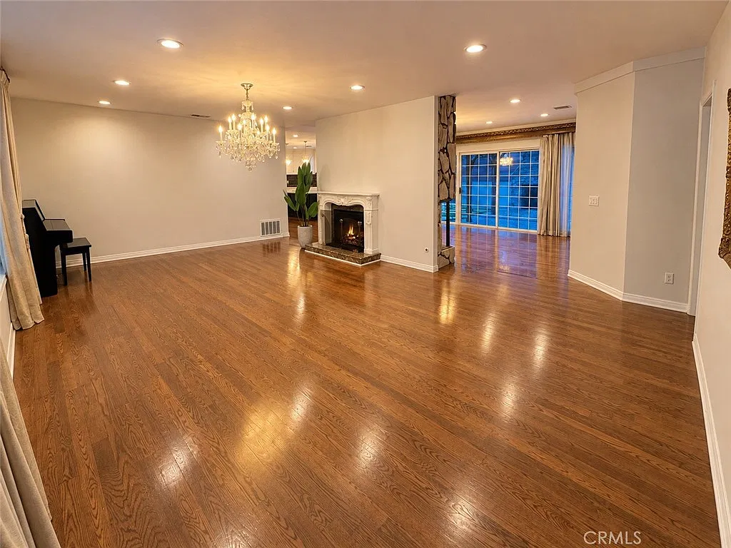 3 bed, 2022 sqft, $7,995 — Photo 4