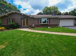 3000 S Country Ln, New Berlin, WI 53146