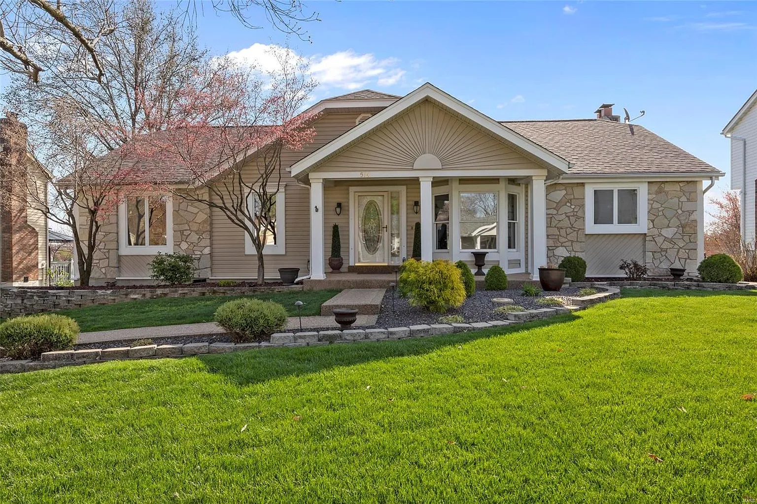 514 Fox Pointe Dr photo 1