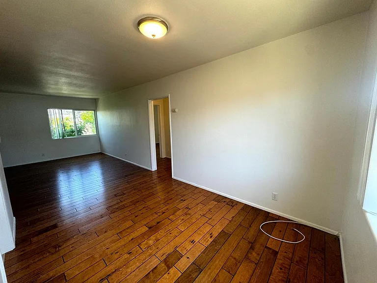 1935 Cloverfield Blvd — Photo 47