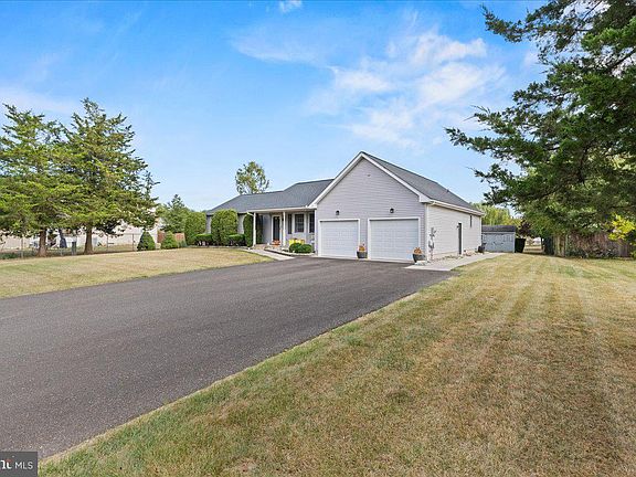 3rd image of 715 Victoria Ct