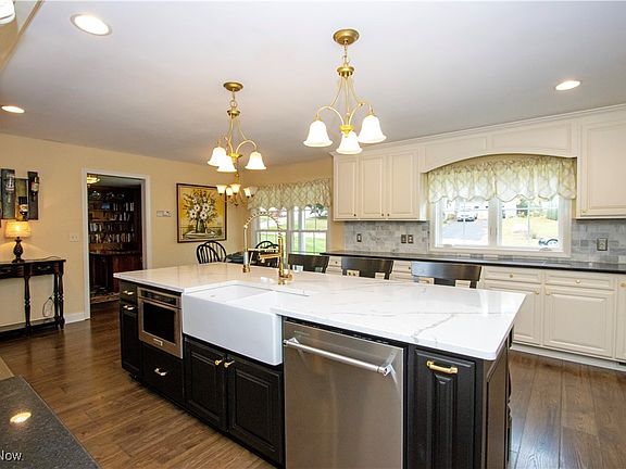 4th image of 1575 Bellevue Dr