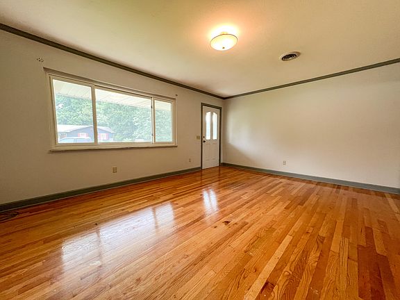 4th image of 126 Magnolia St