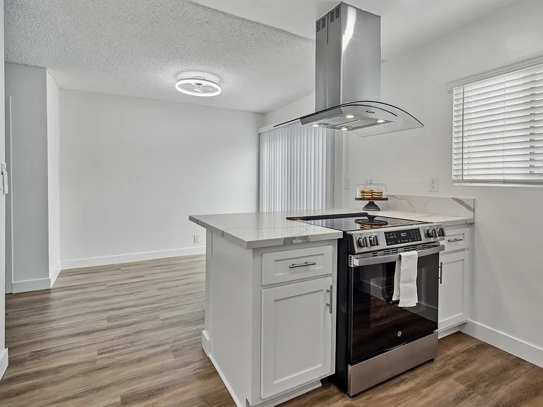 Beachmont Apartments — Photo 7