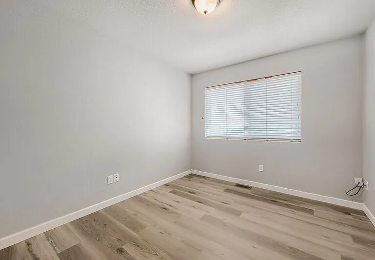 330 Graceland Grv — Photo 12