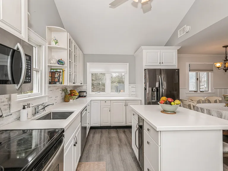 38 Parkway Dr — Photo 3