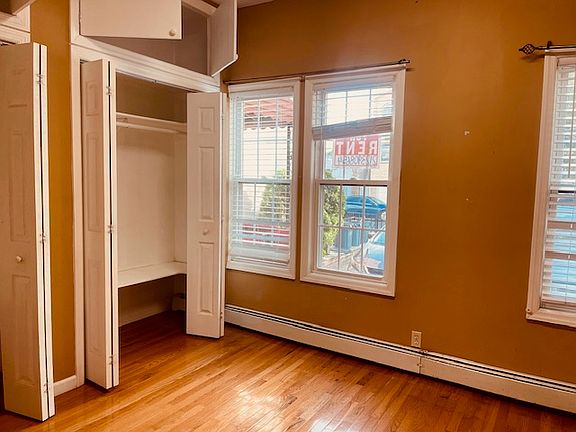 3rd image of 160 Saint Pauls Ave APT 1