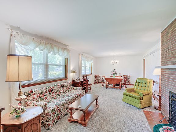 4th image of 102 S Worth Ave