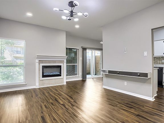 3rd image of 1818 Augusta Dr APT 13