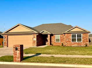3915 Plantation Dr, Enid, OK 73703