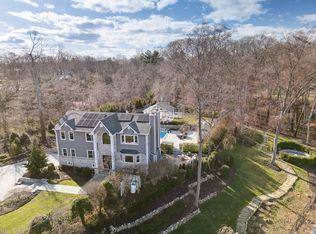 4 Lucille Ln, Dix Hills, NY 11746
