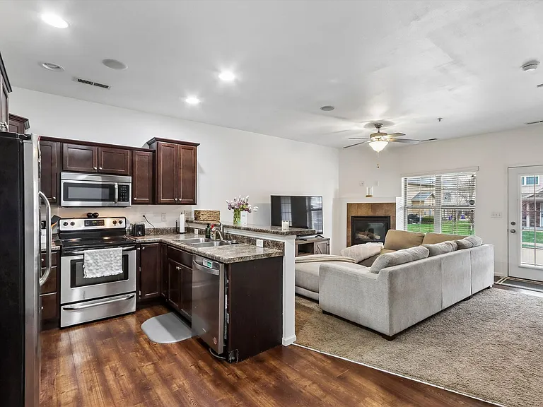463 Cambria Dr — Photo 6