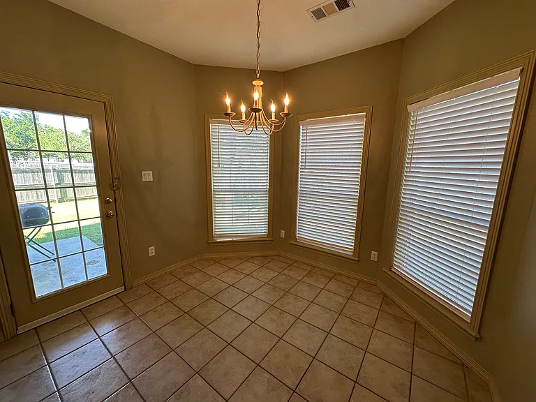 3920 Park Hurst Dr — Photo 9