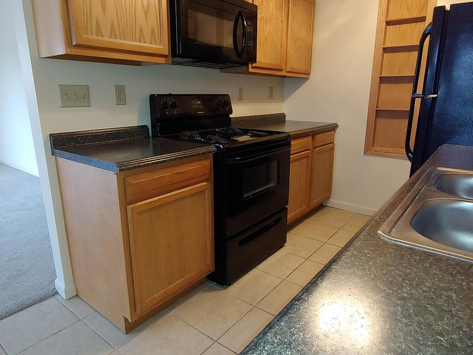 2nd image of 415 Ridgewood Pl #415