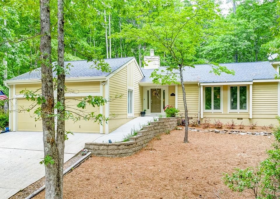 Image 1: Desirable Ranch Sits on Beautiful Wooded Lot
