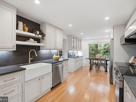 2nd image of 3419 Woodside Rd