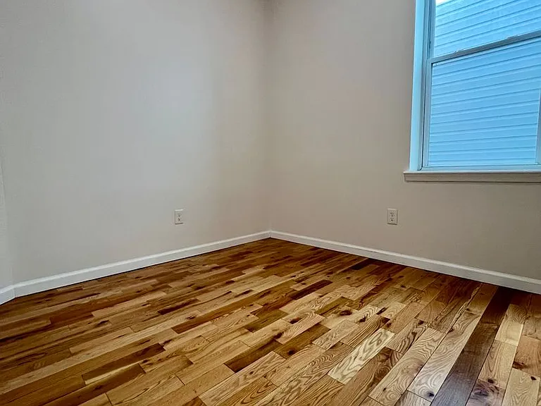 Master St W 2131 — Photo 10