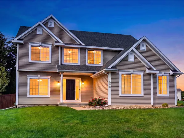 1598 Nine Iron Dr, West Des Moines, IA 50266