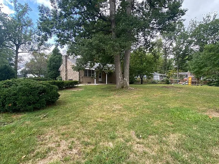 1002 Windsor Ave — Photo 17