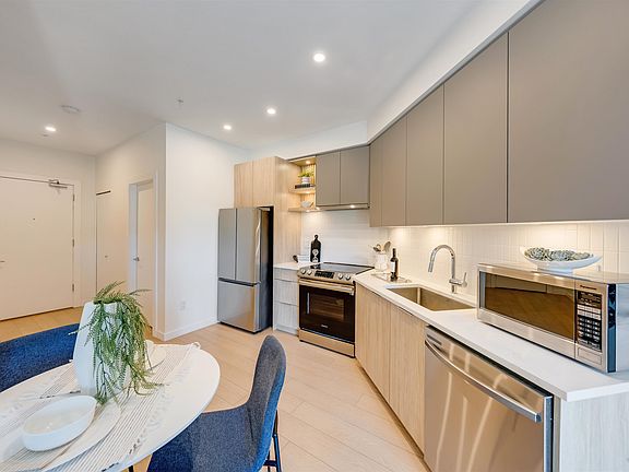 5th image of 20695 Eastleigh Cres #213
