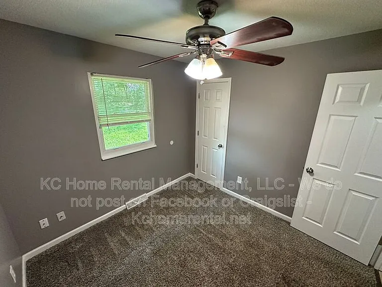 424 NE Lakeview Dr — Photo 23