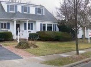 1595 Hereford Rd, Hewlett, NY 11557