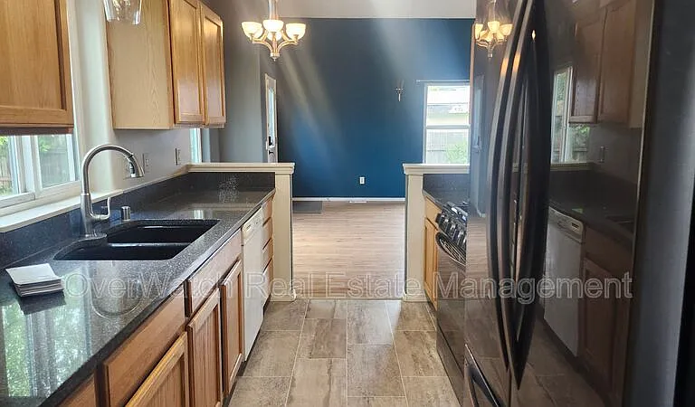 1028 E 8th Ave — Photo 5