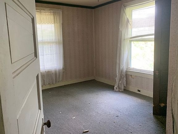 4th image of 370 E 4th St