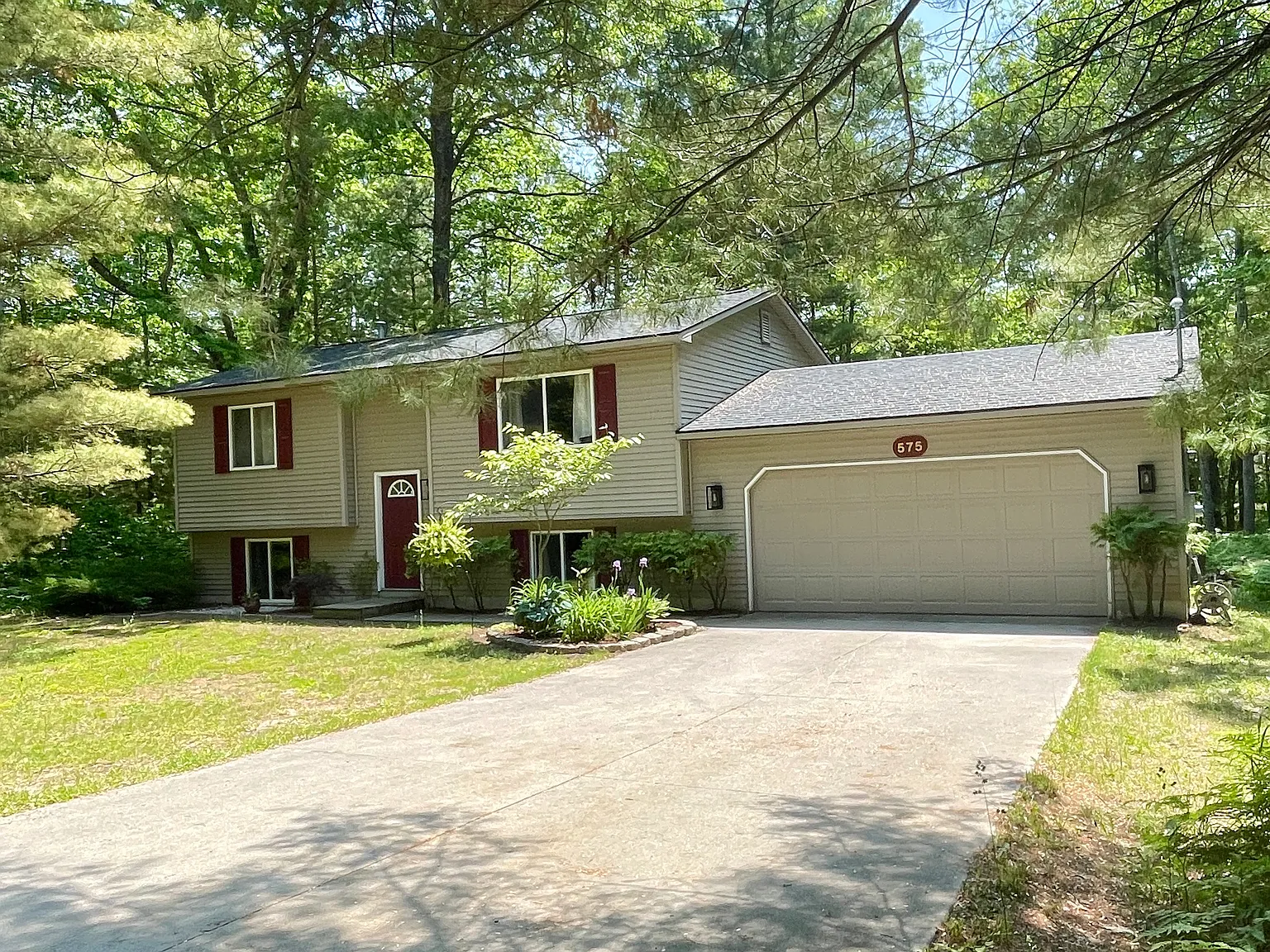 4 bed, 1900 sqft, $2,200 — Photo 2