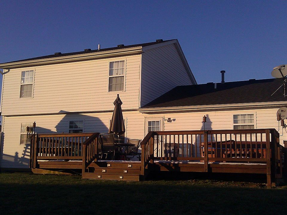Huge back deck w/ hot tub