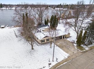 11500 Skyline Dr, Fenton, MI 48430