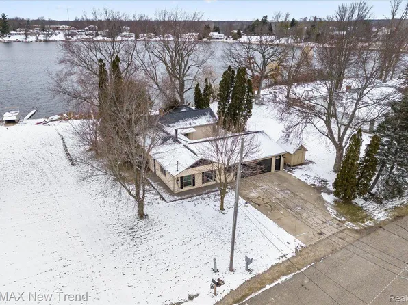 11500 Skyline Dr, Fenton, MI 48430