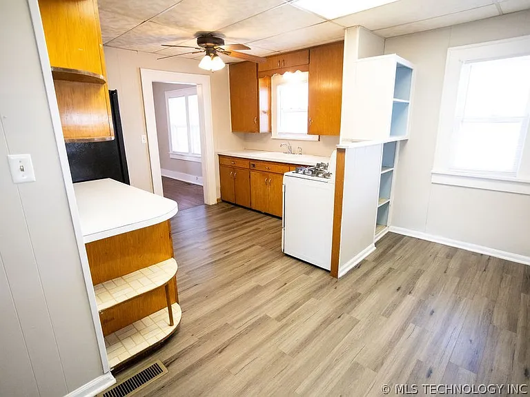 1147 S Florence Ave — Photo 31