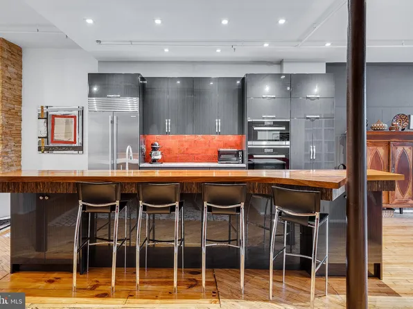 36 N Front St APT 1, Philadelphia, PA 19106