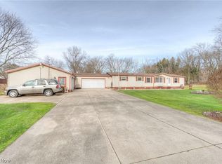 1009 Farr Rd, Akron, OH 44319