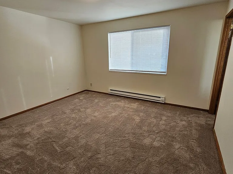 211 Shore Dr — Photo 3