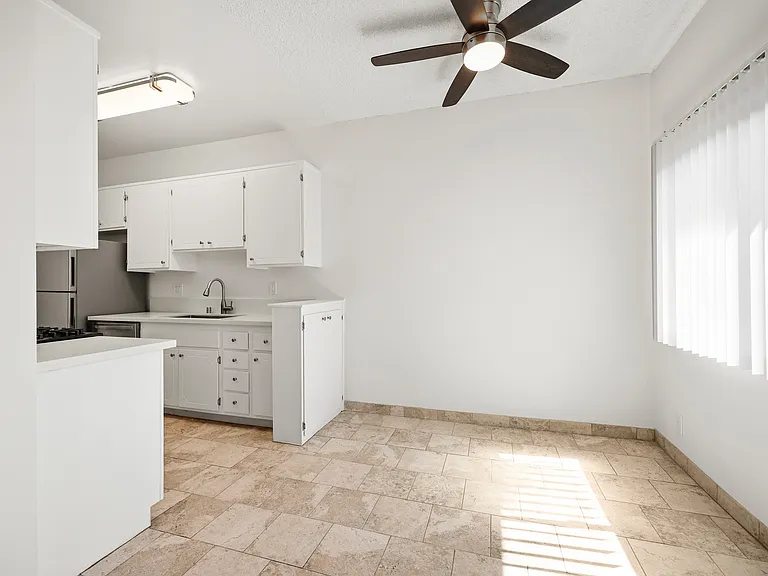 1252 Granville Ave #6 — Photo 4
