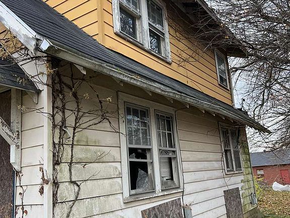 2nd image of 2321 Fairview St