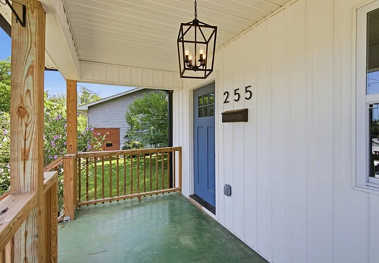 255 Telford St — Photo 2