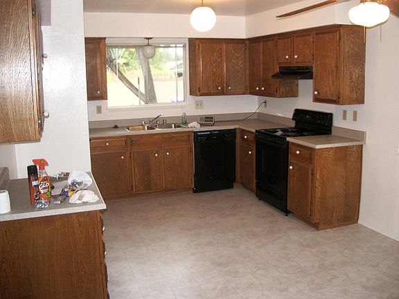 Large kitchen w/dining area
