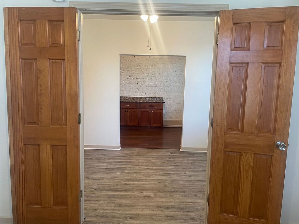 1st image of 906 Howard St APT 402