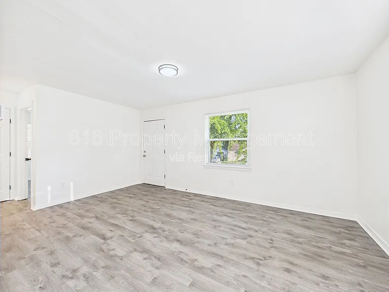 4910 Vista St — Photo 2