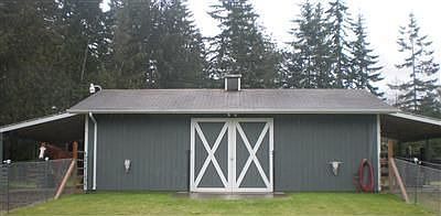 3 stall barn w/tack room,hay storage and 1/2 bath