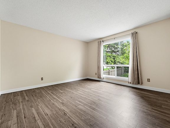 4th image of 817 Erin Pl NW