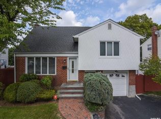 42 Garnet Ln, Plainview, NY 11803