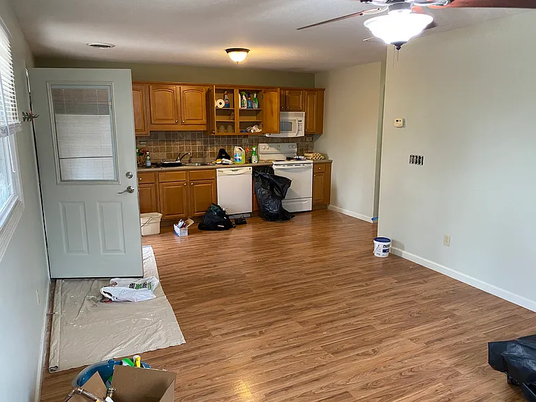 504 Colony Grv #A — Photo 2