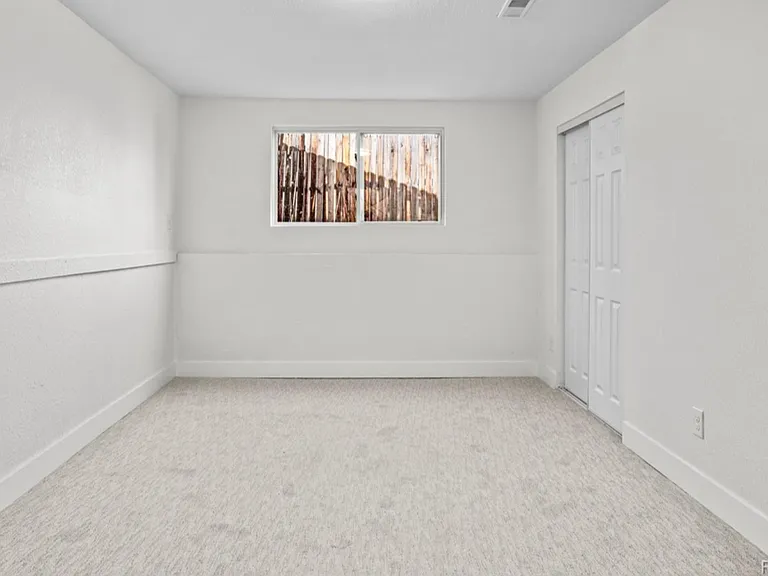 922 Park View St — Photo 11
